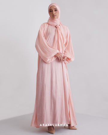Elsa Abaya in Pale Peach